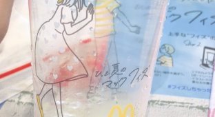 Стаканчик в японском McDonald's (2 фото)