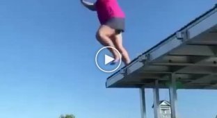 Эпичный прыжок в воду в исполнении полной девушки