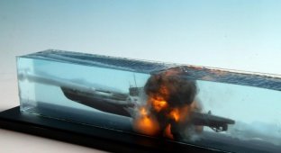Взрыв подводной лодки в виде диорамы (11 фото)