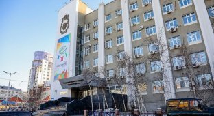 Глава Якутска решила продать дорогое здание мэрии (2 фото)