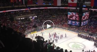Хоккеисты России покидают лёд перед исполнением канадского гимна