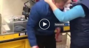В супермаркете жестко избили мужчин дубинками (мат)