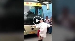 Мастер кунг-фу из Китая половым органом протащил многотонный автобус