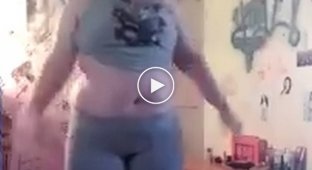 Сексуальный танец от девушки которая купила на днях вебкамеру