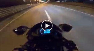В Сочи девушка на мотоцикле решила погоняться с автомобилем и попала в серьезное ДТП