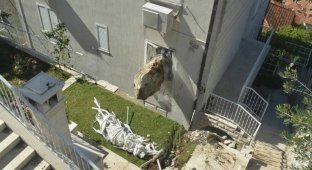 В Хорватии огромный валун рухнул со скалы и попал в окно жилого дома (5 фото)