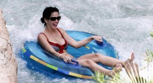Кэти Перри купается в бикини в Атлантике