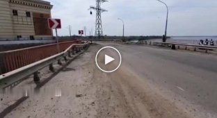 В соцсетях пишут, что это первые кадры после удара по мосту Каховской ГЭС