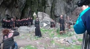Музыканты исполнили песню у пещеры в Норвегии