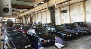 В Болгарии найден склад с новыми BMW 5 Series из 1990-х (3 фото)