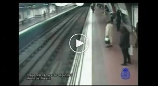 Спасение пьяного, бегающего в метро