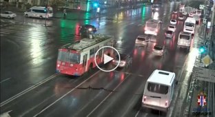 Столкновение троллейбуса с маршруткой в Омске