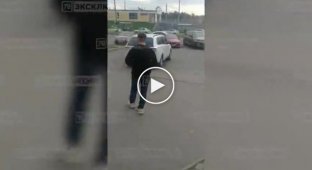 В Петербурге врач с пистолетом набросился на женщину с ребенком