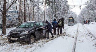 Московский водитель хотел объехать пробку, но не смог (4 фото)