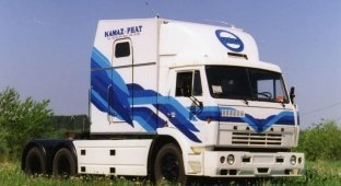 Прототип КамАЗа 1995 года со спальной кабиной как у американских грузовиков (7 фото + 1 видео)