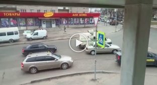 Женщина бросила авто посреди перекрестка, чтобы сбегать в магазин