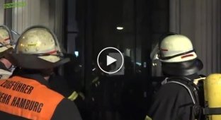 Пожарные сначала проверяют своим методом, открыты ли двери