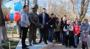 Памятник двухлетию оккупации Крыма (3 фото)
