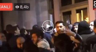 Недовольные решением Никола Пашиняна армяне устроили погромы в здании правительства в Ереване
