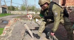 Запуск американского барражирующего боеприпаса Switchblade 300 украинскими военными в зоне боевых действий
