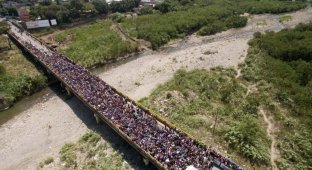 В условиях голода и роста преступности: тысячи венесуэльцев сбежали в Колумбию (7 фото)