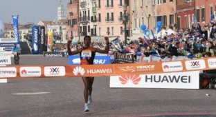 Итальянский бегун выиграл Венецианский марафон из-за ошибки соперников (3 фото + видео)