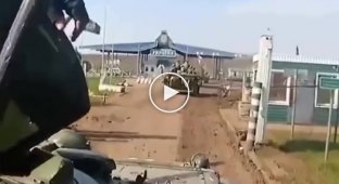 Появилось видео, как оккупанты на бронетехнике пересекают украинскую границу