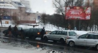 Странная и забавная авария в Белоруси (2 фото)