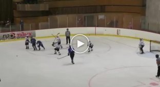 Матч 12-летних хоккеистов «Волгаря» и «Кометы» закончился дракой