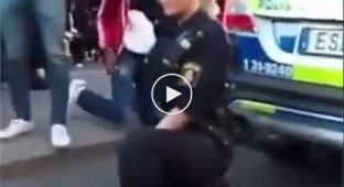 Теперь и шведские полицейские преклонили колени