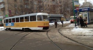 Трамвай пошел на обгон (2 фото)