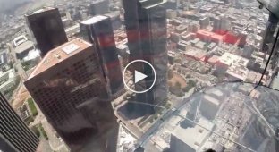 Стекленная горка на самом высоком небоскребе Калифорнии