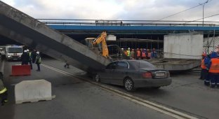На Рублевке автомобиль на ходу придавило бетонной балкой (4 фото + 4 видео)