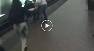 Спасение слепого мужчины, упавшего на рельсы в метро