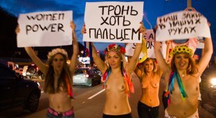 FEMEN вышли на трассу (8 фото)