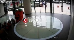 Стеклянная дверь разлетелась в руках у китаянки, покидающей офис