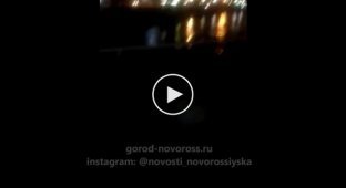 Пьяные школьники топят шары с набережной Новороссийска