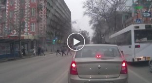 В Ростове водитель сбил женщину с ребёнком