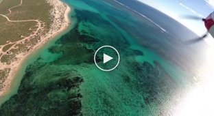 Игрушечный самолет с камерой GoPro упал в море и записал красивое видео