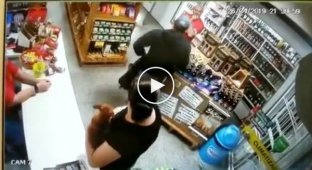 Самонадеянный преступник решил совершить вооруженный налет на магазин, но продавщица оказалась крепким орешком