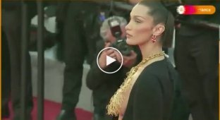 Супермодель Белла Хадид появилась в Каннах в позолоченном ожерелье в виде человеческих легких