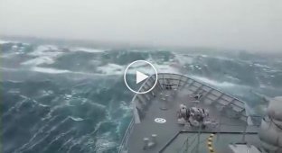 Военный корабль плывет сквозь шторм