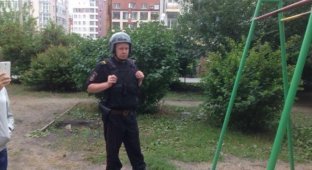 В Екатеринбурге вызвали автоматчиков, чтобы прогнать детей с детской площадки (2 фото + видео)