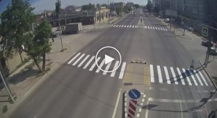 Чуть-чуть не заметила. Автомобилистка сбила пенсионерку в Волгограде . женщина за рулем