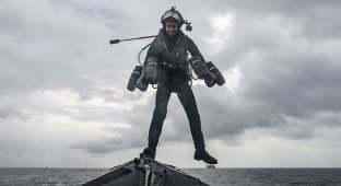 "Человек-ракета" продемонстрировал ВМФ Британии свой реактивный ранец