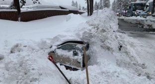 Водитель снегоуборщика наткнулся на машину в сугробе, в салоне которой была живая женщина (2 фото)