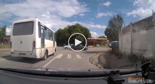 В Симферополе водитель автобуса сбил пешехода и спокойно уехал (мат)