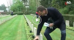 В Голландской деревне каждая семья купила по букету на кладбище советским солдатам