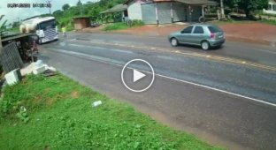 В Бразилии легковушка оказалась между грузовиками