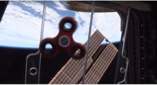 Работающие на МКС астронавты показали, как будет вести себя спиннер в невесомости (1 фото + 1 видео)